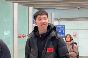 中国男篮抵达国内！大批球迷接机，赵睿、廖三宁笑得很灿烂